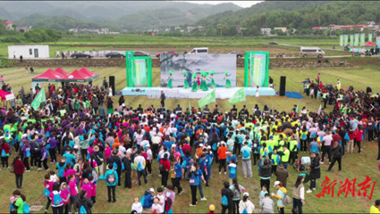 徒步、飞盘、摸鱼、露营…千余人在莲花神仙谷体验农趣健身活动